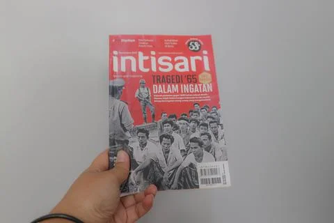 West Java, Indonesia on July 2022. A hand is holding an Indonesian magazine.. Foto stock
