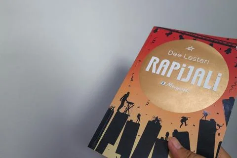 West Java, Indonesia on July 2022. A hand is holding a novel called Rapijal.. Foto stock