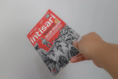 West Java, Indonesia on July 2022. A hand is holding an Indonesian magazine.. Foto stock