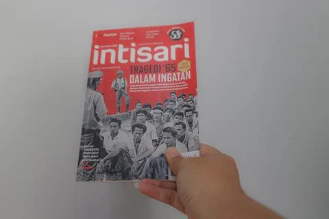 West Java, Indonesia on July 2022. A hand is holding an Indonesian magazine.. Foto stock