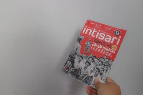 West Java, Indonesia on July 2022. A hand is holding an Indonesian magazine.. Stock Photos