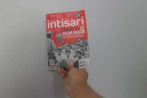 West Java, Indonesia on July 2022. A hand is holding an Indonesian magazine.. Foto stock