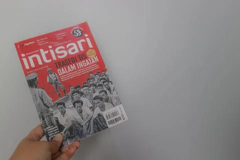 West Java, Indonesia on July 2022. A hand is holding an Indonesian magazine.. Stock Photos