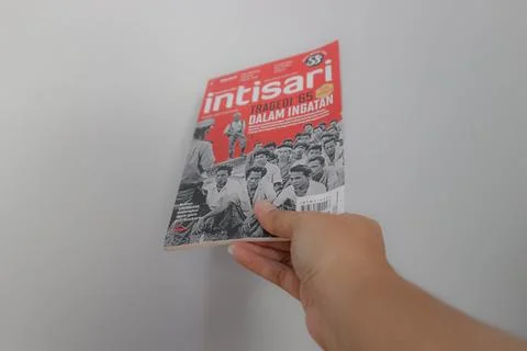 West Java, Indonesia on July 2022. A hand is holding an Indonesian magazine.. Foto stock