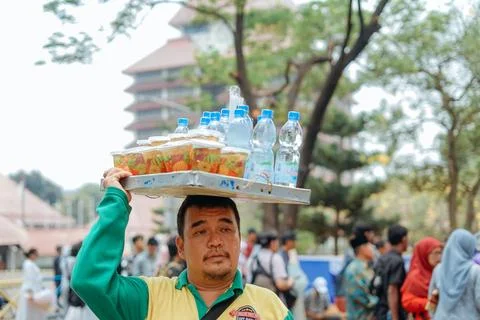 West Java, Indonesia- May, 05, 2024: Drink seller is carrying his wares on .. Stock-Fotos