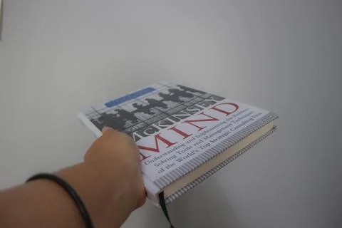 West Java, Indonesia on October 2022. A hand is holding a best selling book.. 库存照片