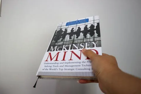 West Java, Indonesia on October 2022. A hand is holding a best selling book.. 库存照片