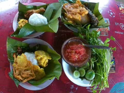 West Java lead rice or also known as West Java sambal lalab rice Stockfoto's