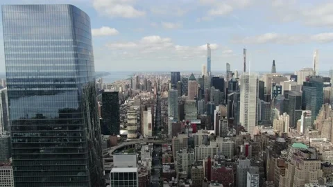 West Side glass office tower overlooks the Midtown skyline Vídeos de archivo 131000012