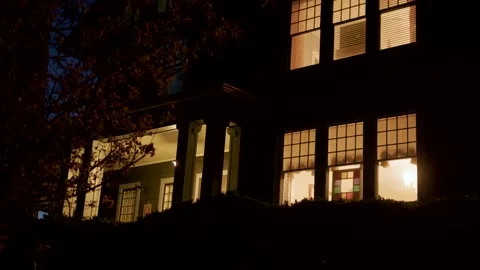WEST VIRGINIA - 2023 - Low angle of a West Virginia mansion at night show its 库存影片 264610340