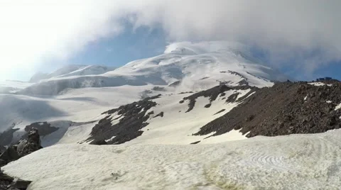 The western and eastern peaks of mount Elbrus closeup 스톡 동영상 53021360