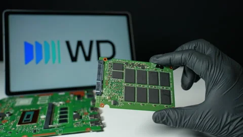 Western Digital background, display of the internal SSD Solid State Drive 库存影片 335088374