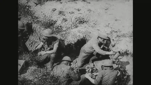 WESTERN FRONT - 1917: Heavy Battery - Gas-Masked Soldiers At Work 库存影片 343998488