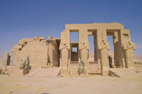 Westliches Vestibül, Osirispfeiler im vorderen Atrium der Säulenhalle, Ram. Stock Photos
