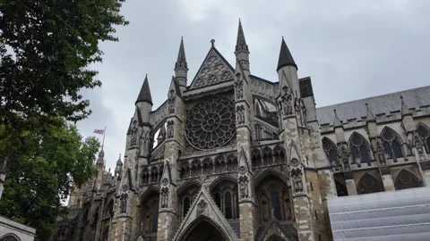 Westminster Abbey west facade handheld street-level with crowds and scaffolding 스톡 동영상 346678261