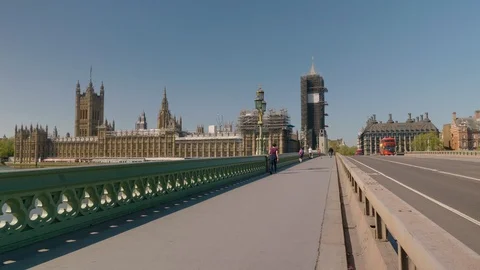 Westminster bridge overlooking the Big Ben tower during covid quarantine, Stockbeeldmateriaal 129311972