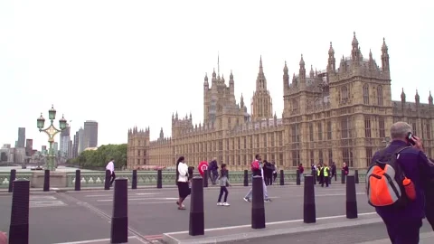 Westminster flag half mast for Queen Elizabeth II funeral in London, UK Vídeos de archivo 211650393