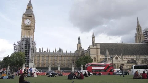 Westminster Park with big Ben on the background Vídeos de archivo 247339996