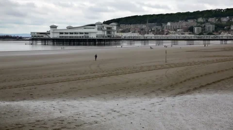 Weston Super Mare Pier &amp; Beach with Man Walking Cloudy day 库存影片 54444810