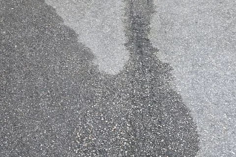 Wet Asphalt Surface with Subtle Texture and Natural Patterns Stockfoto's