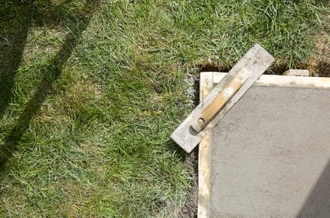 Wet cement slab form work and trowel float Foto stock