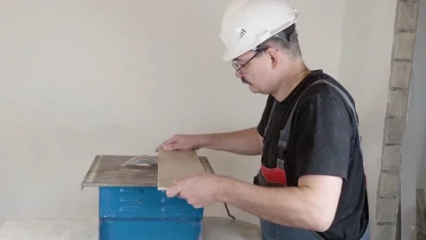 Wet cutting of ceramic tiles Video stock 169308826