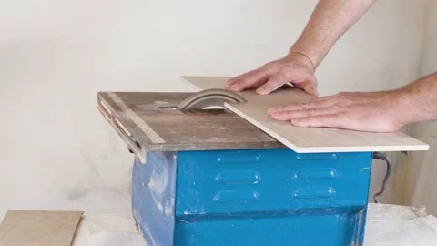 Wet cutting of ceramic tiles Video stock 169308856
