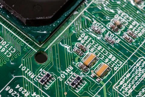 Wet digital circuit board with microprocessors and components, closeup full Stockfoto's