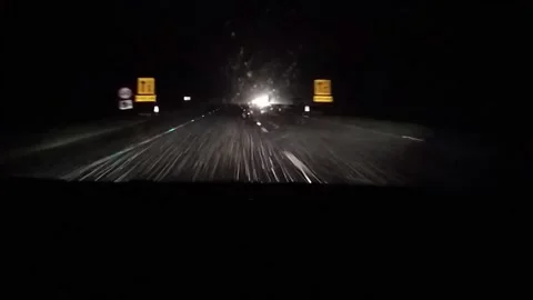 Wet night driving Vidéo 131250002