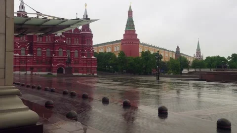 Wet Red square pavement without tourists in rainy afternoon. Pandemic Stockbeeldmateriaal 133252110