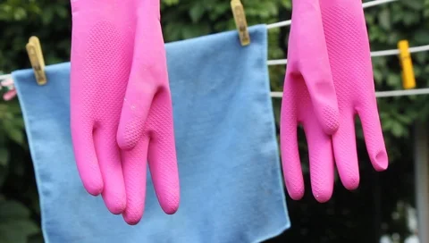 Wet rubber work gloves hanging on the clothesline Vídeo Stock 93901317