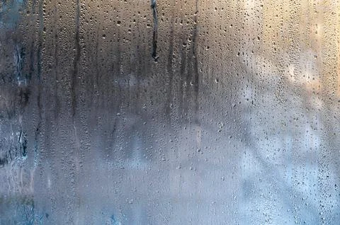 Wet window glass surface with small condensation droplets shows foggy winte.. Stock-Fotos