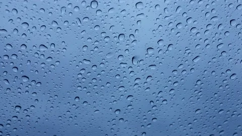Wet windshield, taken from inside the car.Rain falls on the surface of a car Vídeo Stock 152380110