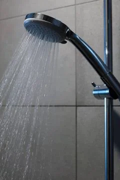  Wetzlar, Deutschland, 05.06.2023, Duschkopf einer Dusche mit fließenden W.. Stock Photos