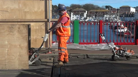 Weymouth UK, worker preparing draw-bridge for Olympic Games, Old Harbour Stockbeeldmateriaal 11429669