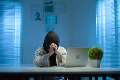 WFH NIGHT (58) - working on computer Foto stock