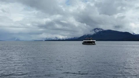 Whale watching in cold Alaskan waters, following another whale watching cruise 库存影片 341369323
