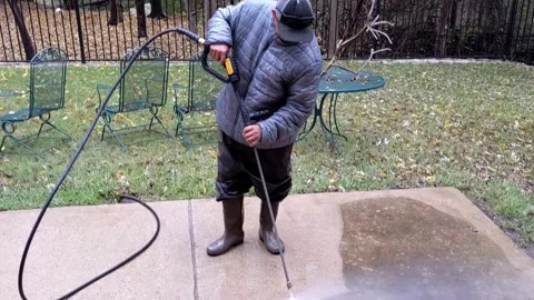 What a difference a powerwash can make! Here's a night and day demonstration. Vidéo 265831136