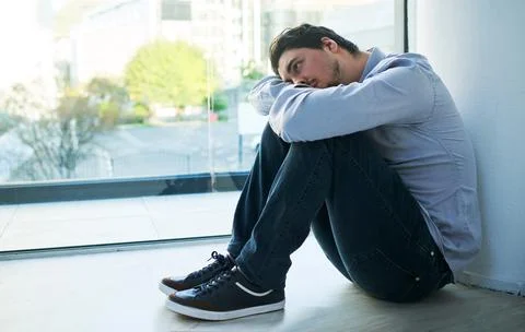What do you do when nobody understands. Shot of a young man suffering from a 스톡 사진