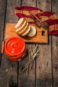 Wheat and bread on table Foto stock