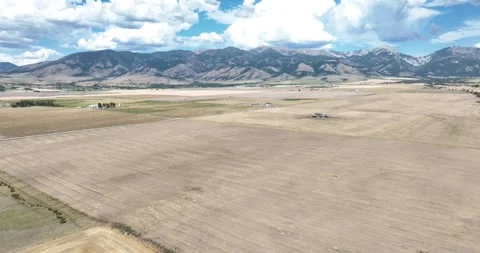 Wheat fields Farms and Mountains Drone Aerial View Bozeman Montana USA 库存影片 335795366