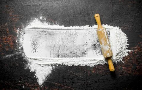 Wheat flour with rolling pin. Fotos de archivo