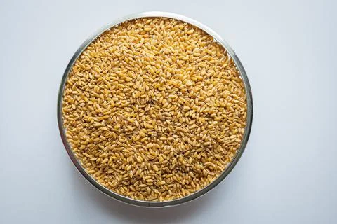 Wheat grain circular container on white background overhead Stock-Fotos