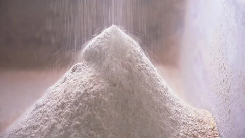 Wheat or rye flour is poured from the mill into a large pile. Vídeo Stock 146689400