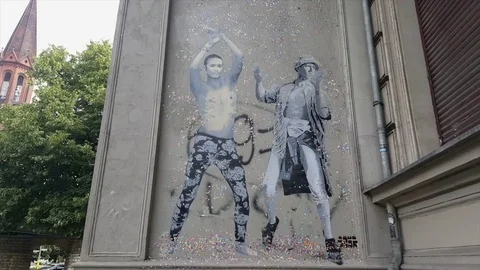 Wheatpaste street art of two man dance in black and white, glitter, wall, Berlin Vídeos de archivo 78711725