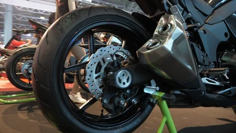 The wheel of the bike Video stock 106685358