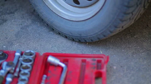 The wheel of the car rises from the ground up 库存影片 107745507