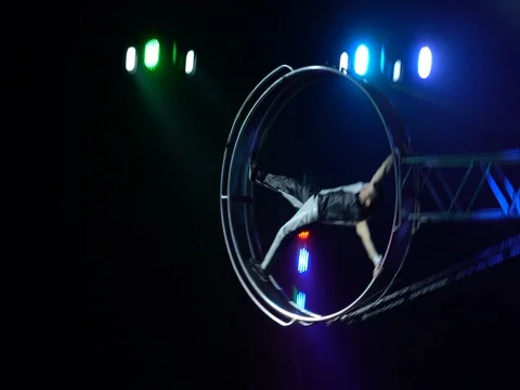 Wheel of death or lapendula. Two acrobats without insurance performing on stage. 库存影片 85101665