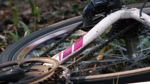 The wheel of a fallen Bicycle turns Vídeo Stock 133373432