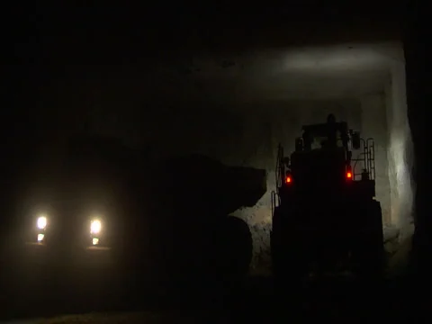 Wheel Loader and Dump Truck inside Mine Stockbeeldmateriaal 6212562